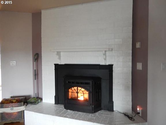 4th image of 860 NE Josephine St