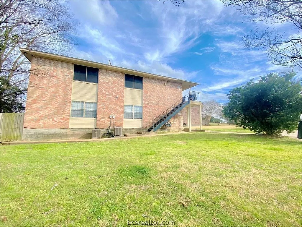 3 bed, 1160 sqft, $1,425 — Photo 2