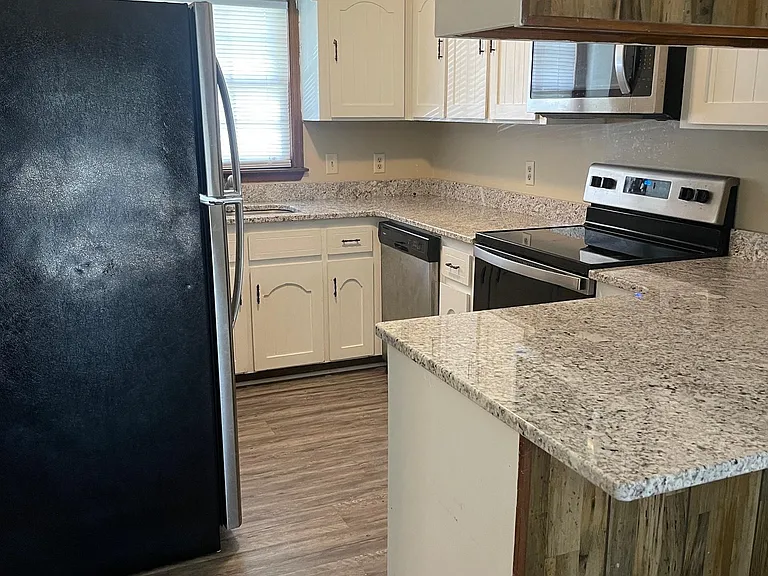 817 Robin Hood Trl — Photo 5