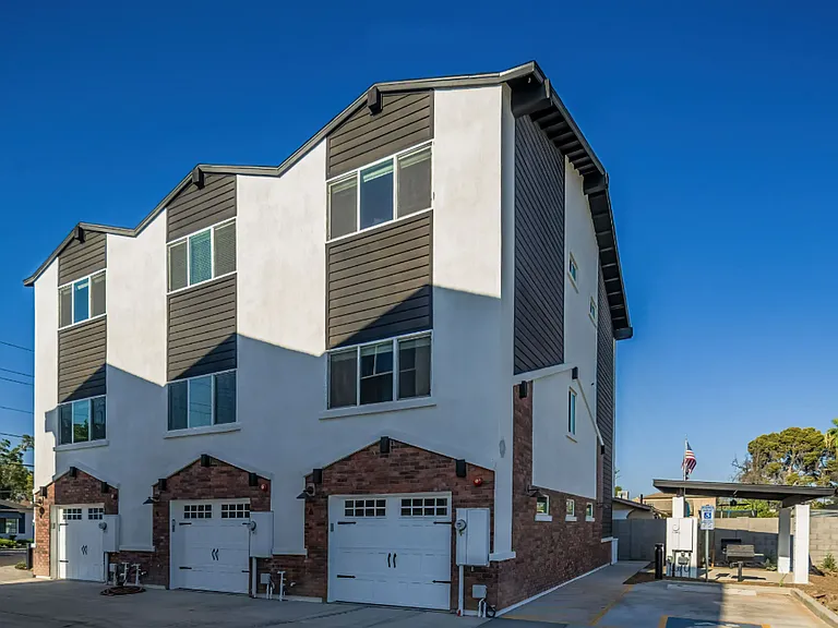 Earll 6 Townhomes — Photo 16