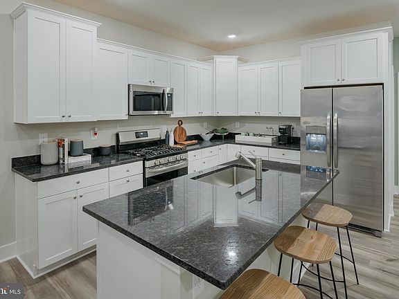 4th image of 32411 Norman Ln