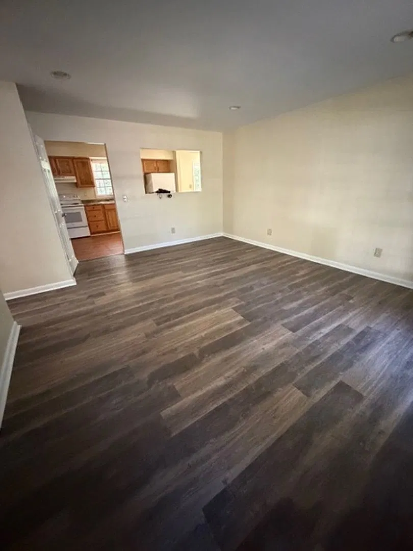 207 W Sherwood Dr — Photo 2