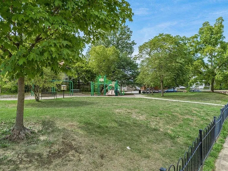 2339 Summit St — Photo 30