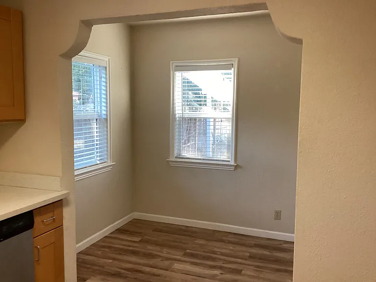 184 E Washington Ave — Photo 9