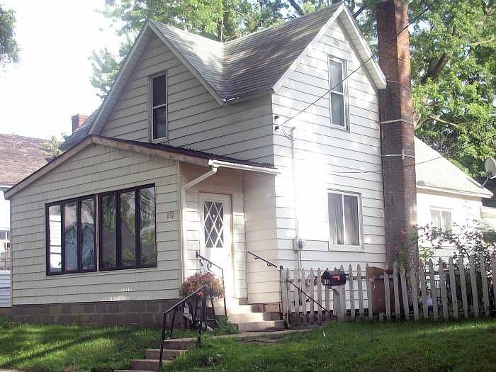 1st image of 612 Vries St SW