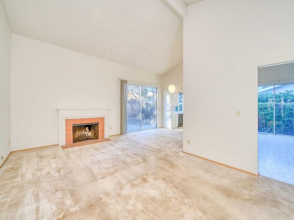 4th image of 942 Azalea Dr