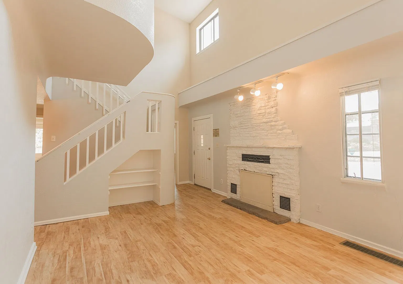 Gorgeous Baseline Home with Beautiful Bright Rooms. — Photo 3