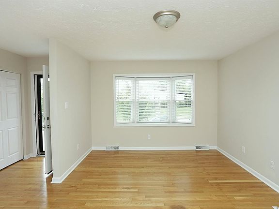 2nd image of 592 Folkstone Dr