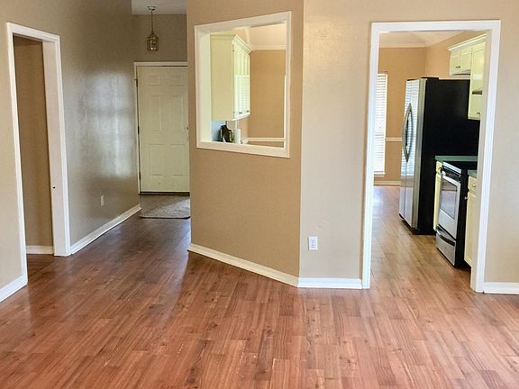 3rd image of 1412 Winchester Dr