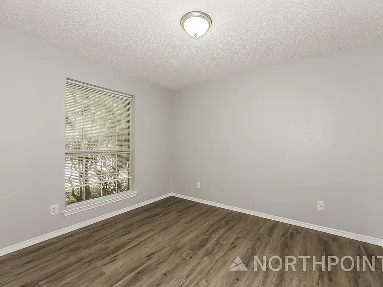 404 Derby Ln — Photo 12