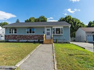 26 Carroll Pkwy, Lowell, MA 01851