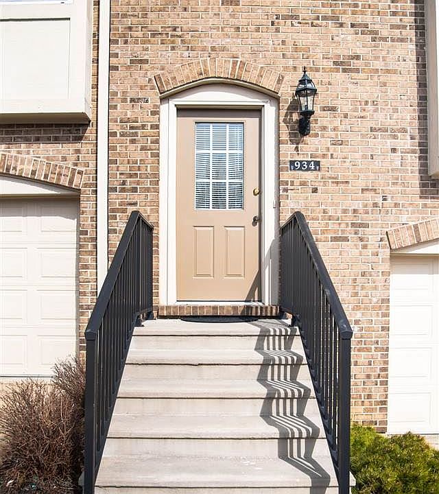 1st image of 934 Oakmont Ct