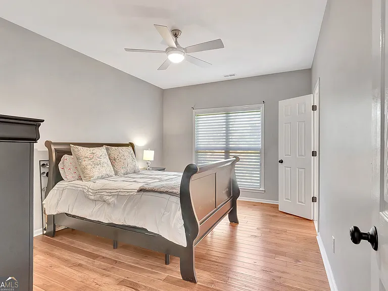 140 Lake Park Ct — Photo 44