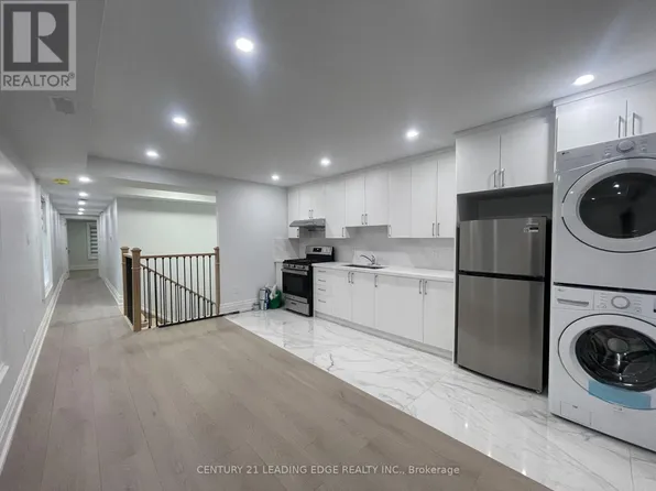 15 Andrew Ave, Toronto, ON M1M 3G8