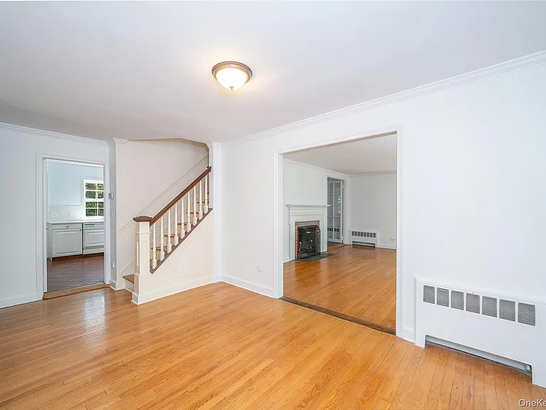 105 Douglas Rd — Photo 3