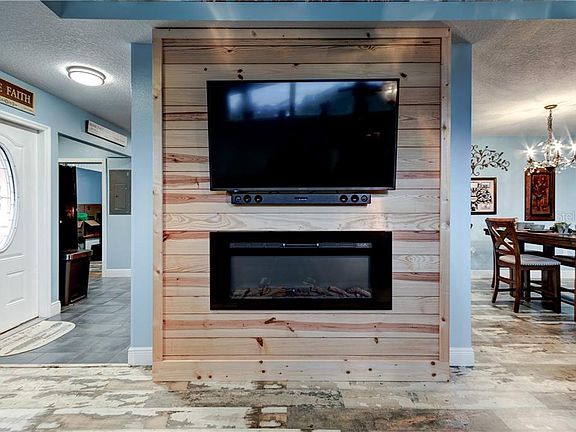 4th image of 2207 Poinsettia Ln