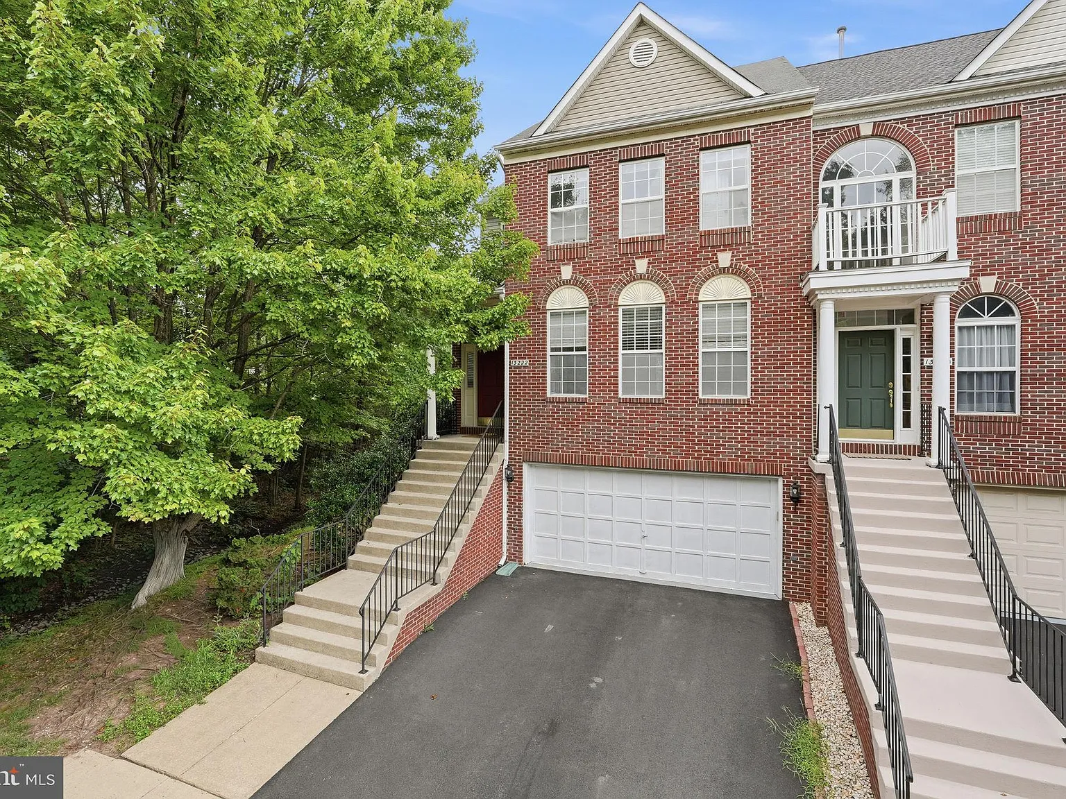 3 bed, 4.0 bath, 1984 sqft, $3,900 — Photo 2