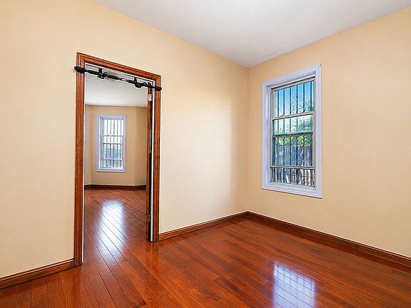 5th image of 82 Kermit Pl