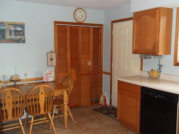 4th image of 1045 Summerlee Ave