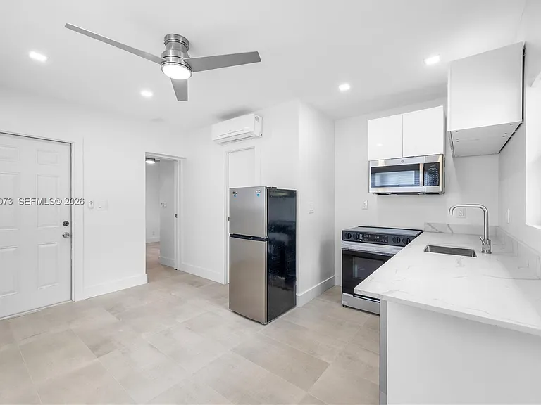 551 NE 26th St #1 — Photo 4