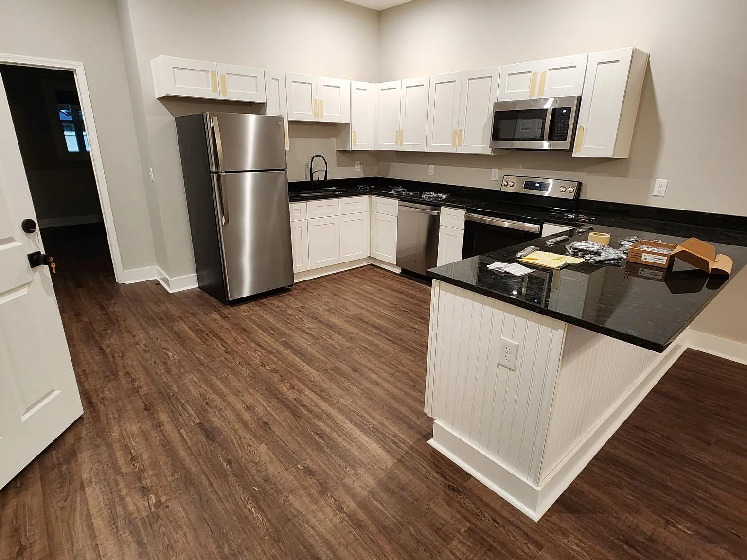 1 bed, 975 sqft, $1,400 — Photo 2