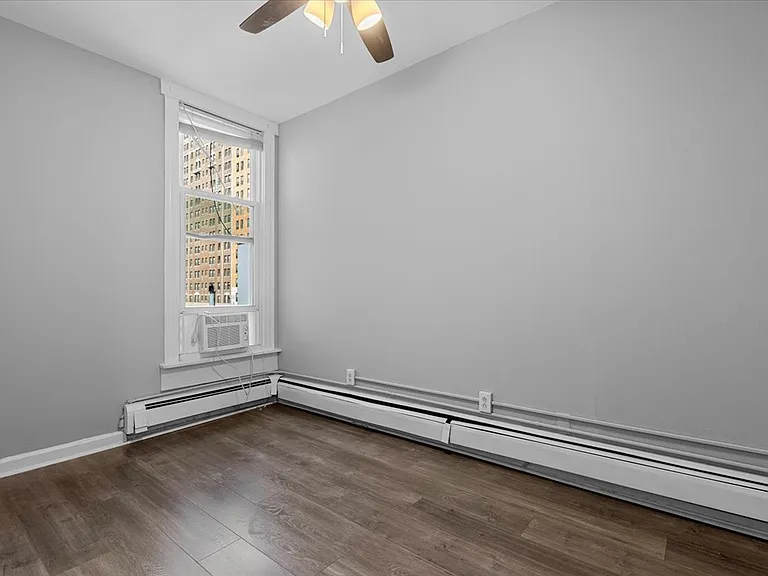1133 N State St #4D — Photo 11