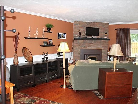2nd image of 1023 Regent Park Dr