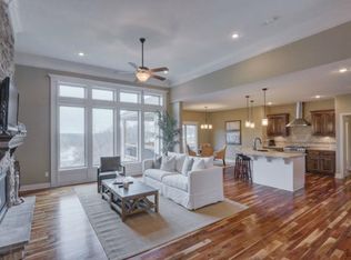 6419 Burr Oak Ct, Parkville, MO 64152