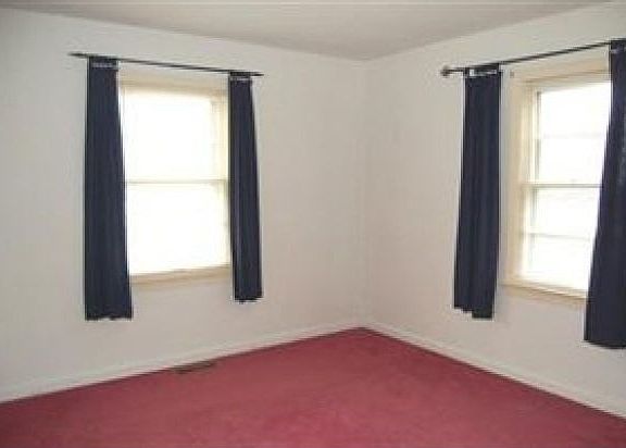 5th image of 240 Glenn St