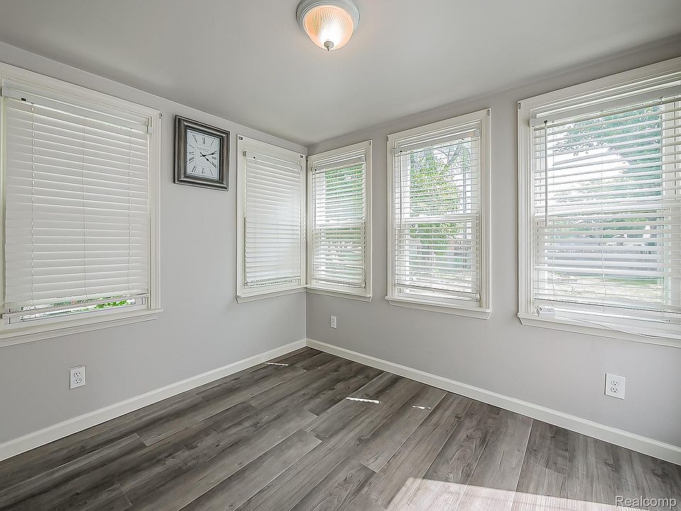 20380 Floral St, photo 17