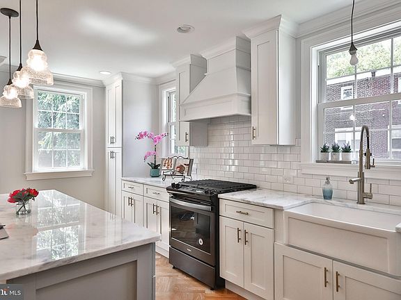 5th image of 417 E Allens Ln