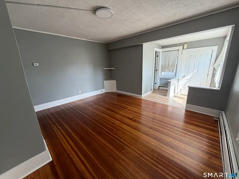 10 Bank St — Photo 11