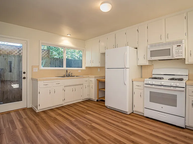 1821 Fearn Ave — Photo 2