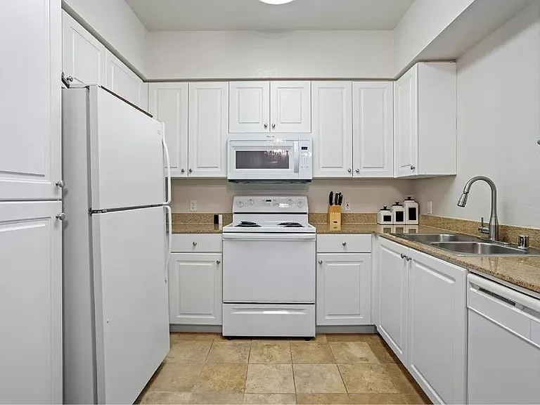 Towers at Costa Verde Apartments — Photo 14