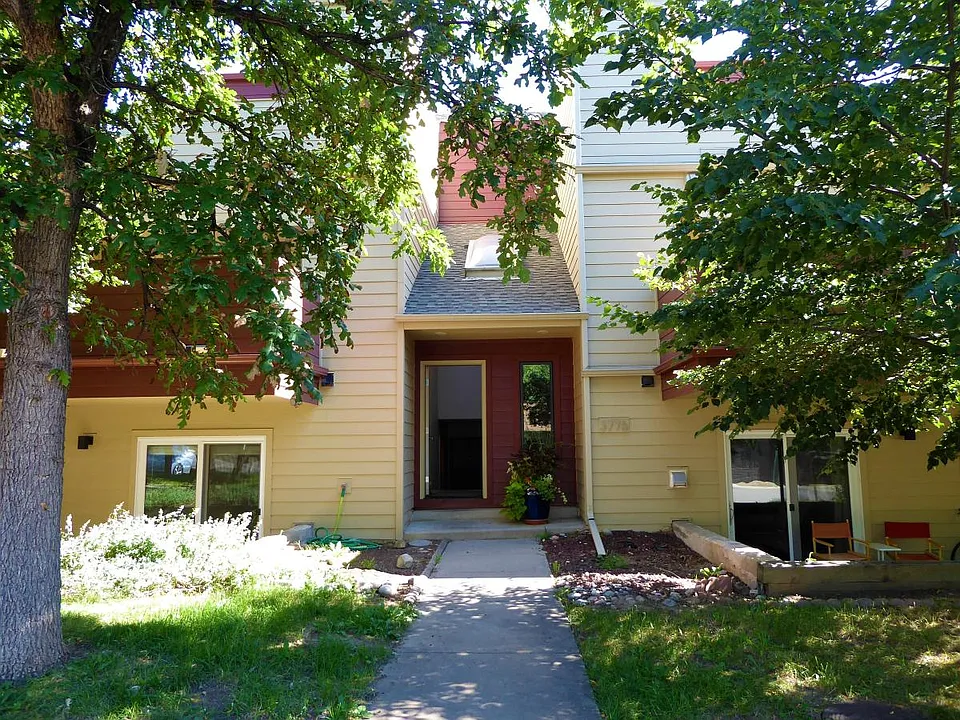 Entry to the building