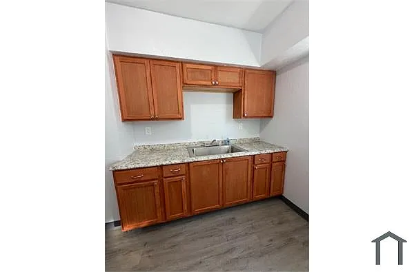 Building Photo - 3294 E 146th St #2