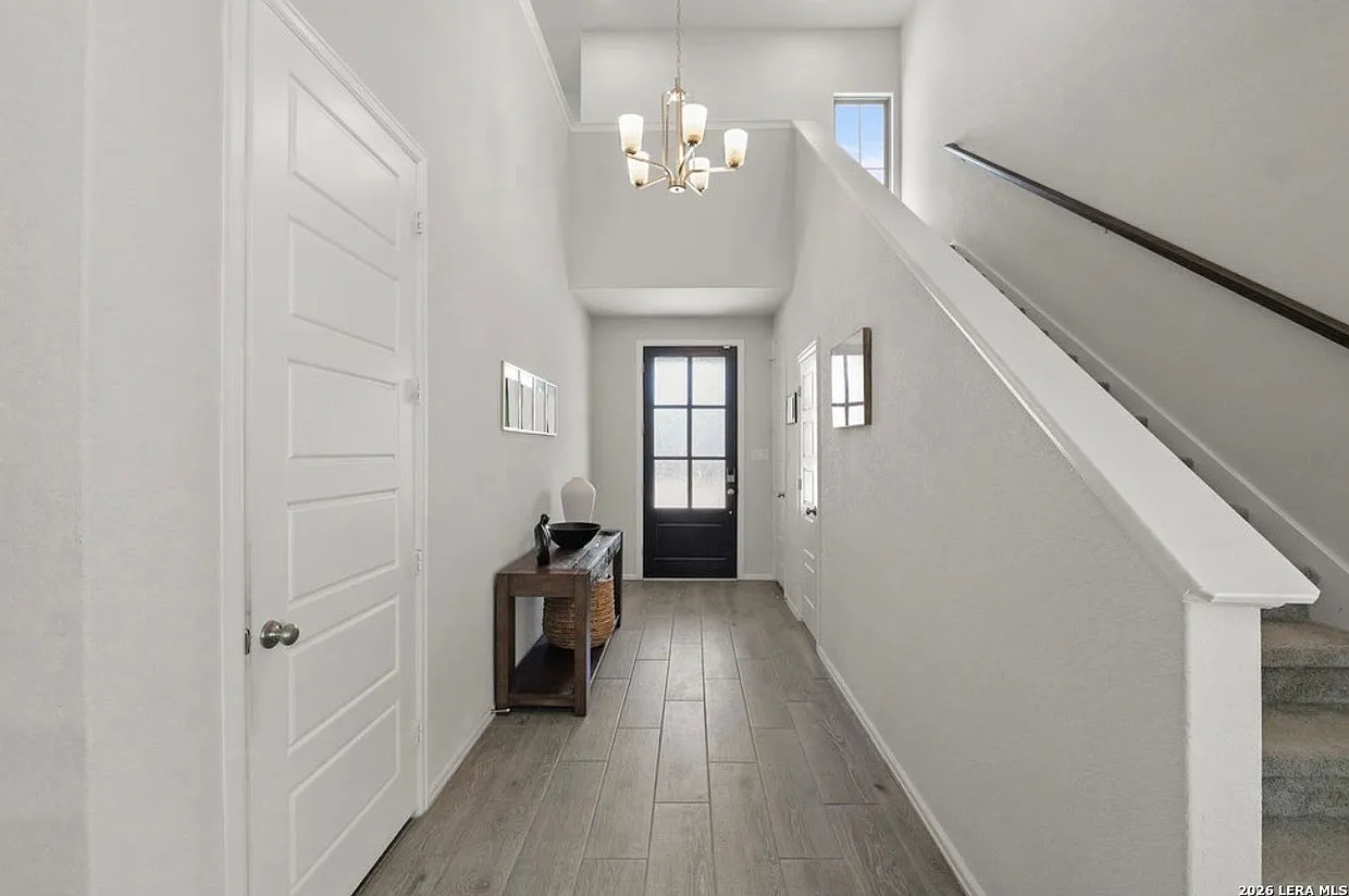 3 bed, 2.5 bath, 2400 sqft, $2,700 — Photo 2