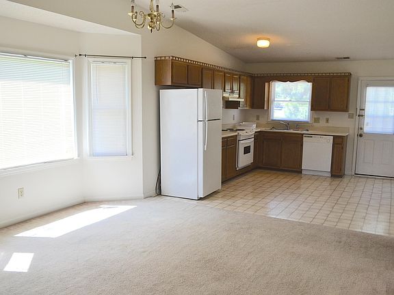 4th image of 202 Lakeside Dr