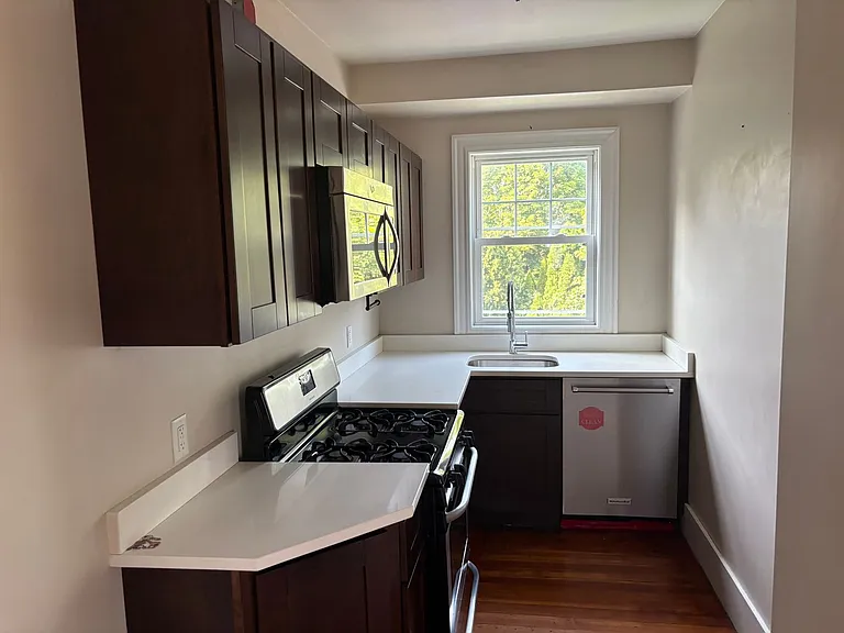 207 Lowden St — Photo 2