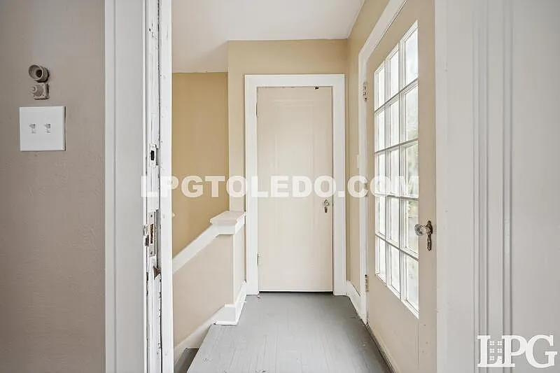 2 bed, 1.0 bath, 1042 sqft, $900 — Photo 3