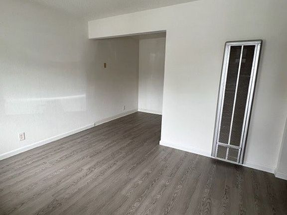 2nd image of 2807 & 2813 Manor Dr #2807-5