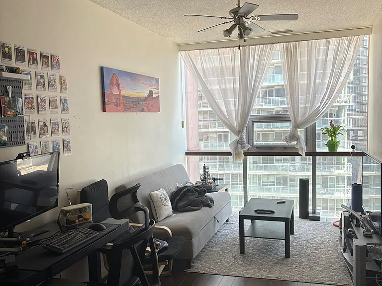 393 King St W #807 — Photo 19