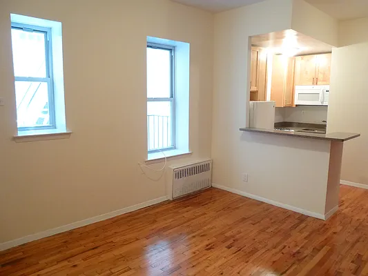 Rented by Siderow Residential Group | media 5