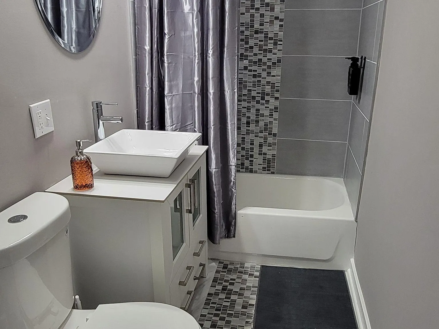 3 bed, 1.0 bath, 1400 sqft, $2,274 — Photo 3