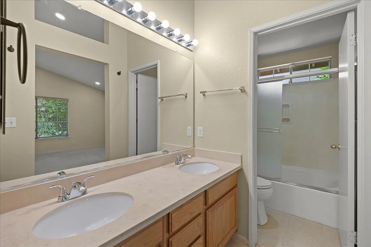 3 bed, 2.0 bath, 1114 sqft, $4,500 — Photo 2