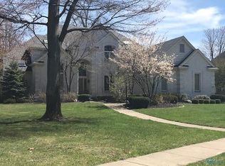 647 Lost Lakes Dr, Holland, OH 43528