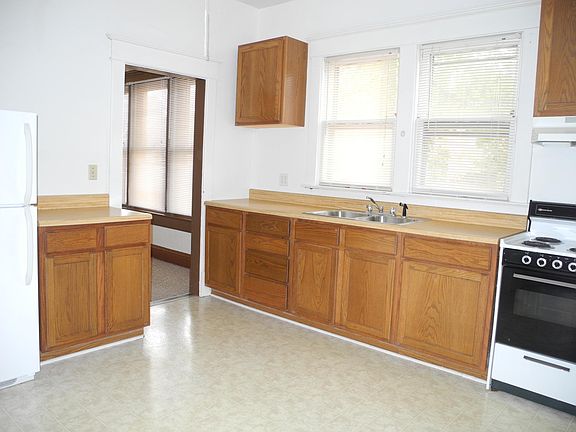 Full eat-in kitchen with modern cabinets