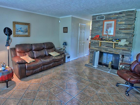 2nd image of 810 Lewis Ct