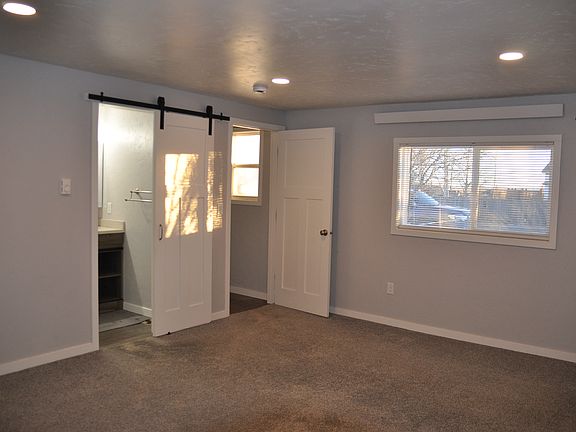Master suite w/attached full bath.