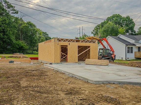 4th image of 111 Hazel Dr